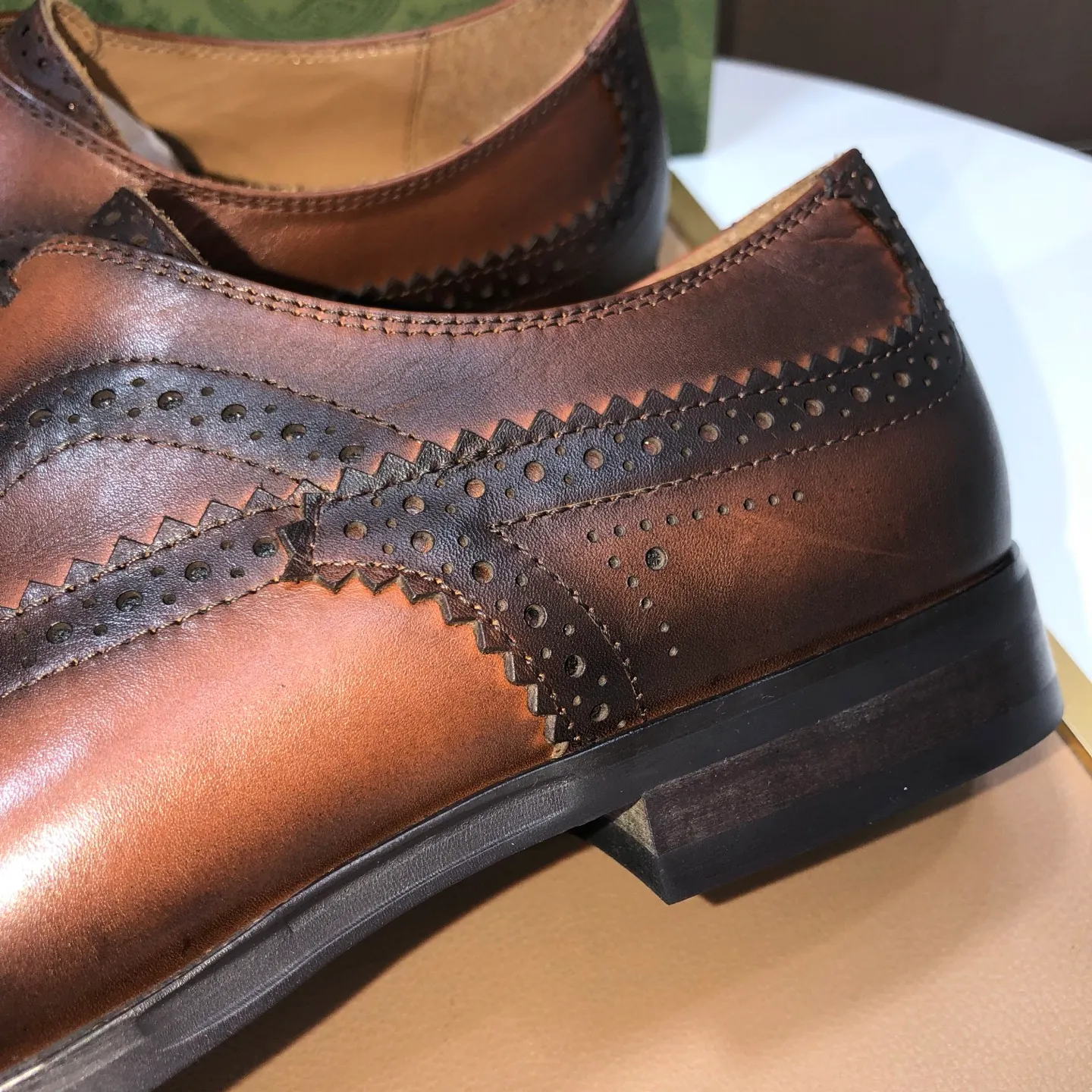 Men's shoes 💰660💰 Brand: GUCCI (Gucci) Standard code: Men's size 38/44 (45/46 can be customized) Grade: Same as the official website Original quality Material: Original cowhide Water-dyed cowhide lining Original rubber outsole Style category: Men's fashionable casual leather shoes Distinguished big-name luxury elements top luxury Color: Actual picture